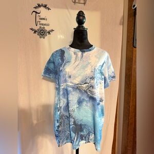 Women’s Blue and White Marble Print Tee Shirt  - size X- Large